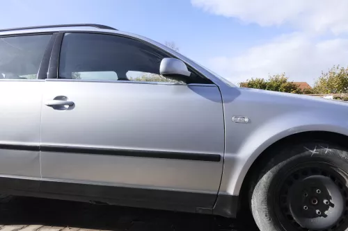 VW Passat 3B 3BG Kombi + Limo Tür vorne rechts Beifahrertür grau silber LA7W (163302)