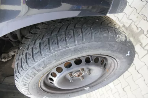 2x A4 B5 A6 4B Passat 3BG Felgen Reifen Winterreifen M+S 195/65 R15 91H ca.4-5mm (164009)