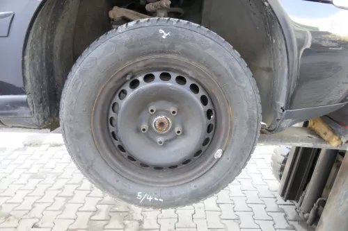 2x A4 B5 A6 4B Passat 3BG Felgen Reifen Winterreifen M+S 195/65 R15 91H ca.4-5mm (164009)