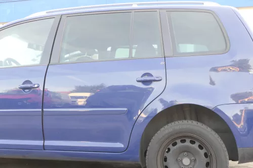 VW Touran 1T 1T3 Tür hinten links blau LL5M und Scheibe ohne Anbauteile (164486)