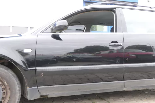 Passat 3B 3BG 3B6 Kombi + Limo Tür vorne links Fahrertür schwarz L041 ohneAnbaut (165096)