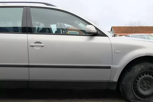 VW Passat 3B 3BG Kombi + Limo Tür vorne rechts Beifahrertür grau silber LB7Z (165526)