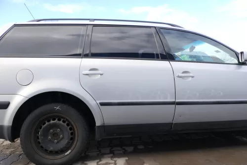 VW Passat 3B 3BG 3B6 Kombi Avant Tür hinten rechts mit Scheibe grau silber LB7Z