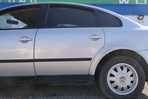 VW Passat 3B 3BG Limousine Tür hinten links silber grau LB7Z satinsilber (166972)