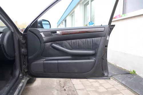 1x Audi A6 4B Türverkleidung Verkleidung Tür vorne rechts Leder onyx (167804)