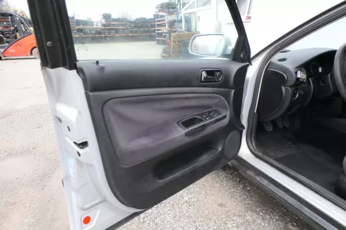 1x VW Passat 3B Variant Türverkleidung Verkleidung Tür vorne links schwarz (167827)