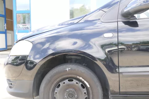 VW Fox Kotflügel vorne links schwarz L041