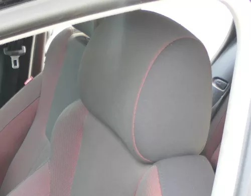 1x Seat Leon 1P Sitz vorne links / rechts Kopfstütze Kopfstützen rot /schwarz (171350)