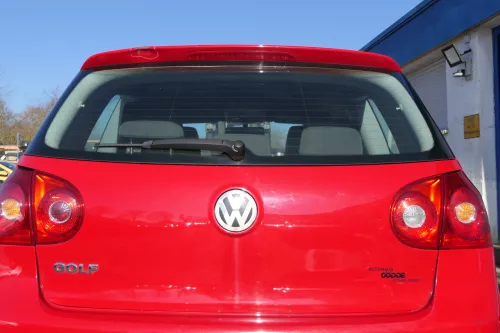 VW Golf 5 V Heckklappe hinten Kofferraumklappe + Scheibe rot LY3D - Delle (174003)