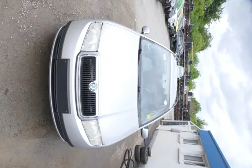 Skoda Fabia 6Y Stoßstange Stoßfänger vorne silber grau LF7T 2000-2004 (176023)