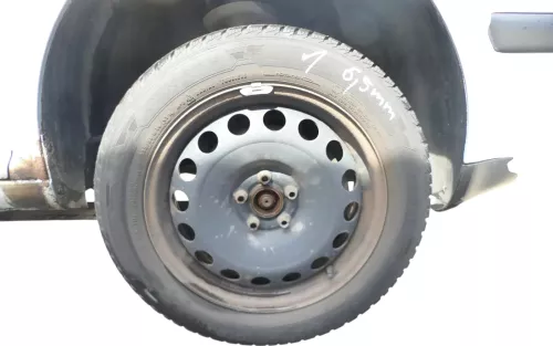 4x Golf 4 Bora Reifen Felgen 205/55 R16 Winterreifen 6-7mm M+S (176171)