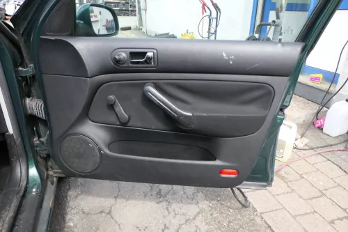 1x Golf 4 Bora Türverkleidung Verkleidung Tür vorne rechts 4/5-Türer Griff schwa