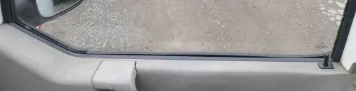 VW T4 Schaftdichtung Fenster Dichtung an Tür Scheibe vorne rechts - INNEN an Tür (177132)