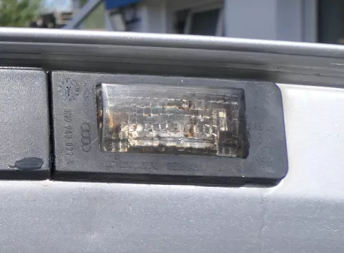1x Audi TT 8N Leuchte Kennzeichen Kennzeichenleuchte 8N0943022A (177206)