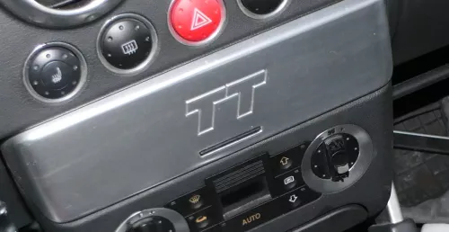 Audi TT 8N Blende für Radio um MIttelkonsole Abdeckung Logo Zeichen Alu silber  (177299)