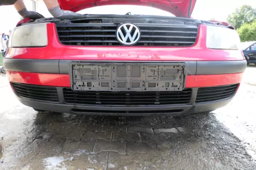 VW Passat 3B Stoßstange vorne Frontstoßstange Stoßfänger rot LY3D + Grill (177565)