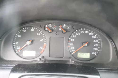 VW Passat 3B Tacho Tachometer Kombiinstrument 298.000km 3B1919860 Benziner (178570)
