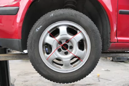4x VW Golf Passat Reifen 195/65 R15 91V Winterreifen 4x ca. 5-6 mm NUR REIFEN (178901)