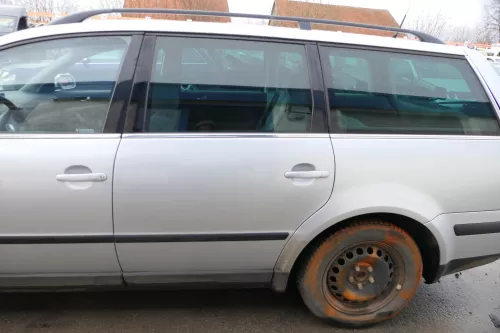 VW Passat 3B 3BG 3B6 Kombi Variant Tür hinten links silber LA7W reflexsilber