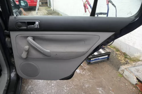 1x VW Golf 4 1J Limousine Türverkleidung Verkleidung Tür hinten rechts Griff Öff (180061)