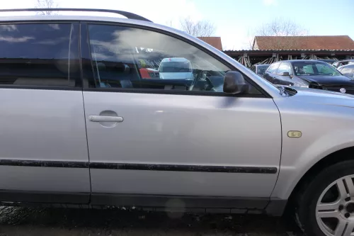 VW Passat 3B 3BG Kombi + Limo Tür vorne rechts Beifahrertür grau silber LB7Z (180369)