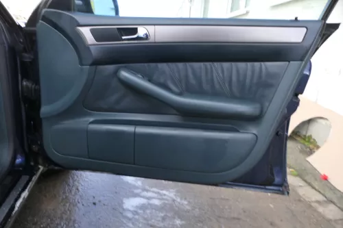 1x Audi A6 4B Türverkleidung Verkleidung Tür vorne rechts Leder grün lago (180530)