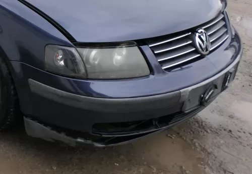 VW Passat 3B Stoßstange vorne Frontstoßstange Stoßfänger blau LN5Y + Grill (180637)