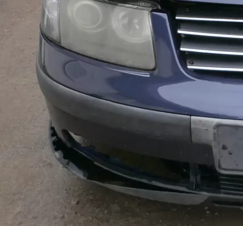 VW Passat 3B Stoßstange vorne Frontstoßstange Stoßfänger blau LN5Y + Grill (180637)