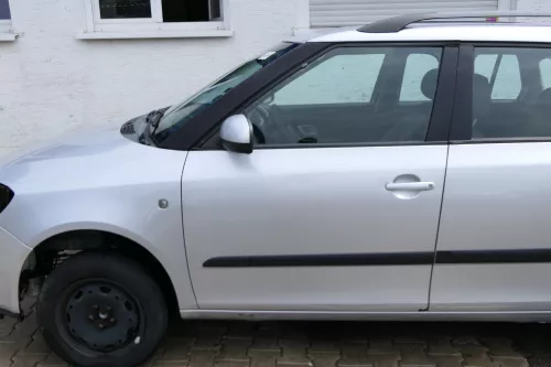 Fabia 5J Kombi + Limo Tür vorne links Fahrertür - silber LA7W -ohne Anbauteile (180760)