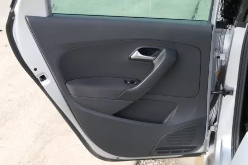 VW Polo 6R 1x Türverkleidung Verkleidung Tür 4/5-Türer hinten links schwarz (181248)
