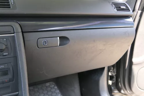 Audi A4 8E B7 Handschuhfach Griff für Handschuhfachdeckel Deckel Klappe schwarz (181503)