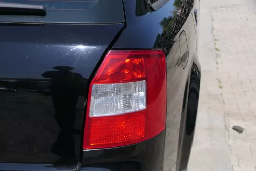 Audi A4 8E B6 Kombi Avant Stoßstange hinten mit Spoiler schwarz LY9B (181527)