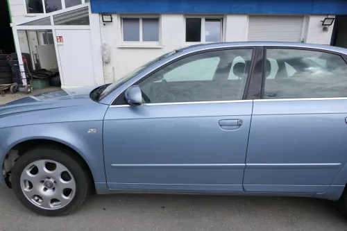 Audi A4 B7 8E Tür vorne links Kombi+Limo mit Rahmen blau LY5J (181537)