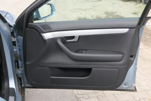 1x A4 8E B7 Türverkleidung Verkleidung Tür vorne rechts soul schwarz (181555)