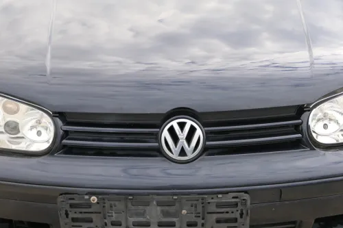 VW Golf 4 Cabrio 1E Grill Kühlergrill mit VW Zeichen Logo blau LC5H
