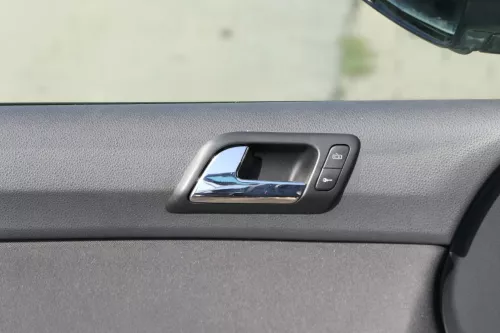 1x VW Polo 9N Türverkleidung Verkleidung Tür vorne links 2/3-Türer Griff Öffner (183244)