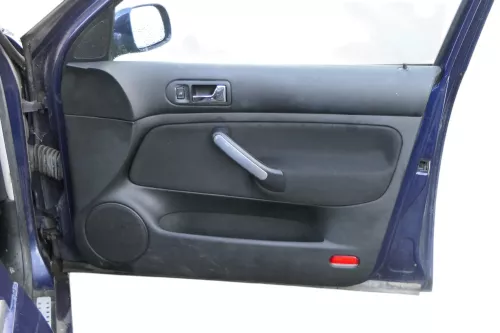 1x Golf 4 Bora Türverkleidung Verkleidung Tür vorne rechts 4/5-Türer schwarz
