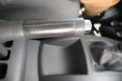 VW Polo 9N 9N3 Handbremse Feststellbremse schwarz Leder  blaue Nähte (183812)