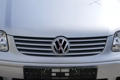 VW Polo 6N2 VW Zeichen Emblem Kühlergrill Grill silber LA7W