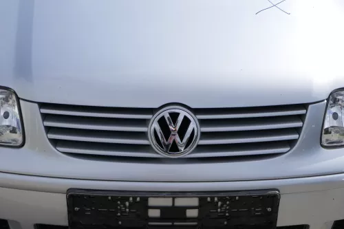 VW Polo 6N2 VW Zeichen Emblem Kühlergrill Grill silber LA7W (183983)