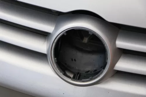 VW Golf 5 Grill Kühlergrill VW Zeichen Logo grau silber LA7W (184416)
