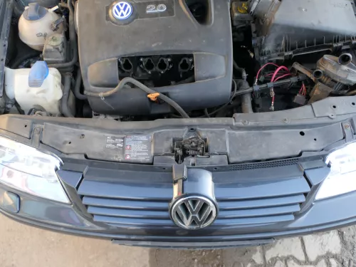VW Bora Grill Kühlergrill VW Zeichen Logo grau LC7V (184609)