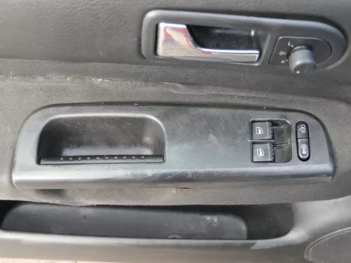VW Golf 4 2/3-Türer Türverkleidung Verkleidung Tür vorne links schwarz  (184701)