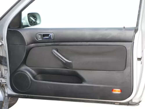 VW Golf 4 2/3-Türer Türverkleidung Verkleidung Tür vorne rechts schwarz (184702)