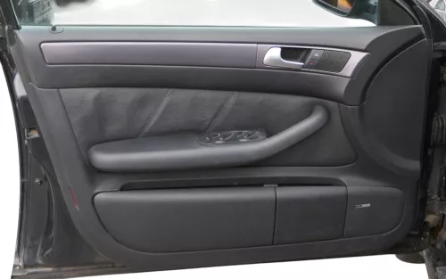 1x A6 4B Türverkleidung Verkleidung Tür vorne links schwarz soul Bose Leder (184978)