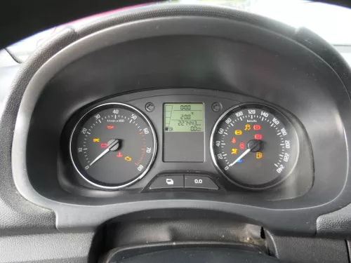 Skoda Fabia Roomster Tacho Tachometer Kombiinstrument 227.000km 5J0920811B Benzi (186455)