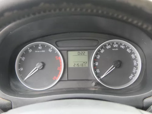 Skoda Fabia Roomster Tacho Tachometer Kombiinstrument 215.000km 5J0920811B Benzi (187376)