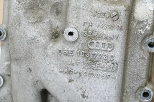 Audi A4 8E B6 Entlüftung am Zylinderblock Kurbelgehäuse 06E103772C ## (187589)