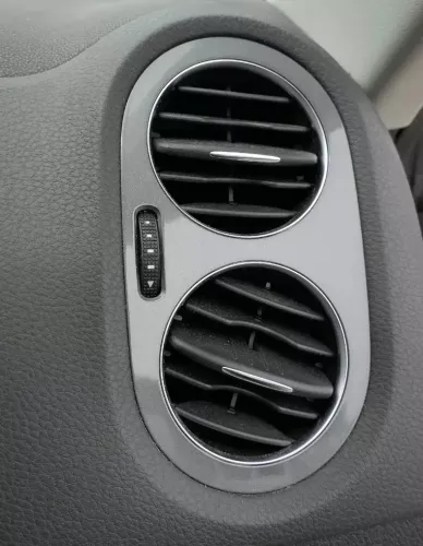 VW Tiguan 5N Lüftungsdüse Düse Lüftung vorne rechts 5N0819704C schwarz / alu