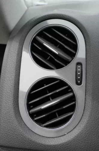 VW Tiguan 5N Lüftungsdüse Düse Lüftung vorne links 5N0819703C schwarz / alu